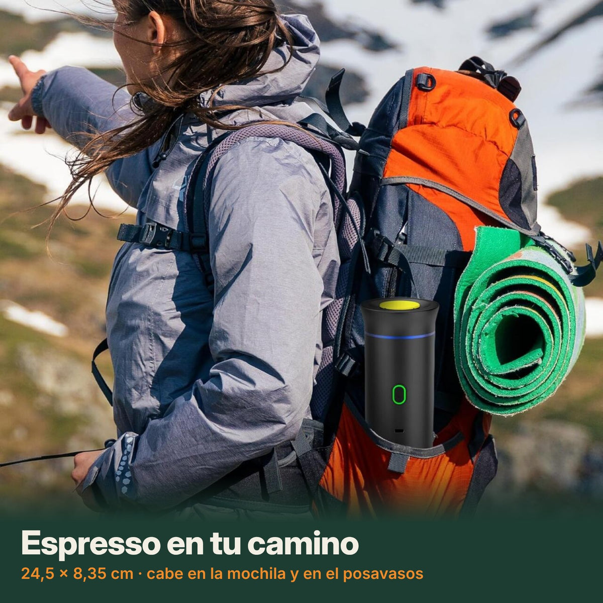 Cafetera portátil en el bolsillo de una mochila de montaña