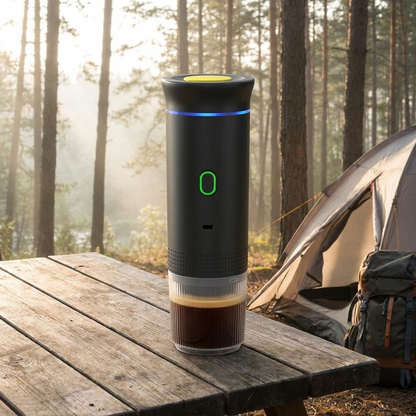 Cafetera portátil Cafelante con espresso recién hecho en una mesa de camping