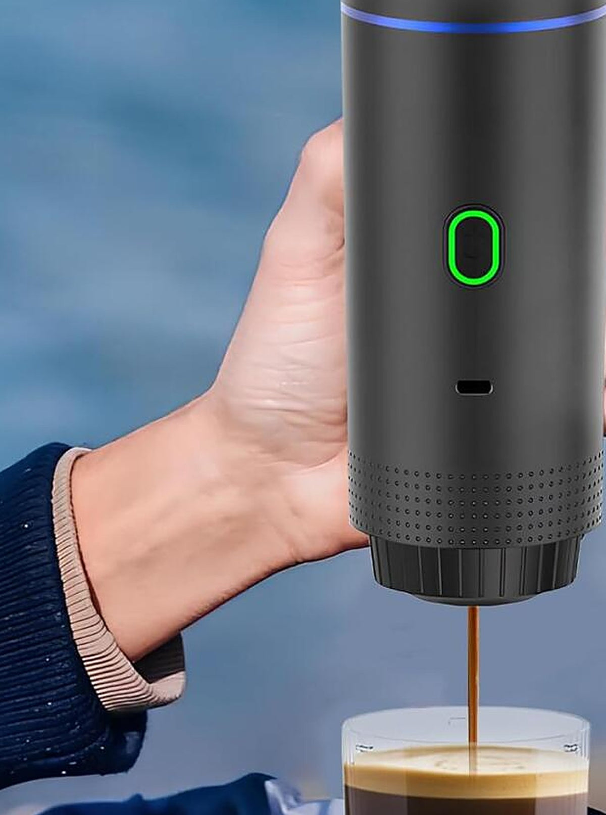 Mano sirviendo un espresso con la cafetera portátil Cafelante al aire libre